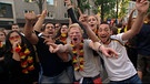 Jubelnde Fußballfans mit Deutschland-Fanartikeln | Bild: BR