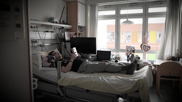 Patient liegt in einem Krankenhausbett | Bild: BR