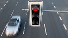 Ampel ist rot, Auto fährt | Bild: picture-alliance/dpa