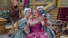 Drei Frauen machen Selfie | Bild: BR