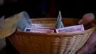 Körbchen mit Geldscheinen | Bild: BR