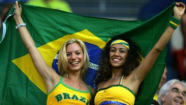 Zwei Fußballfans mit brasilianischer Flagge | Bild: picture-alliance/dpa
