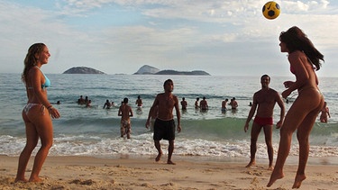 Ballspiel am Strand | Bild: picture-alliance/dpa