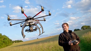 Mann steuert eine Drohne | Bild: picture-alliance/dpa