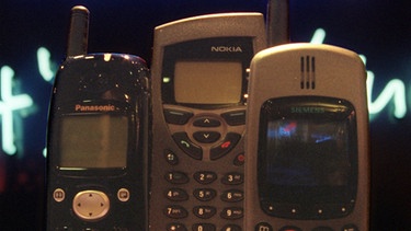 Handys von Panasonic, Nokia und Siemens | Bild: picture-alliance/dpa