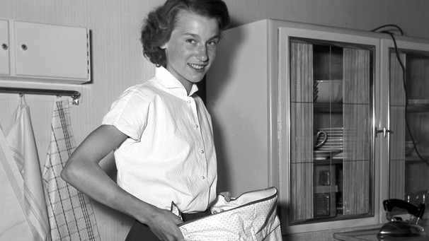 Frau in alter Küche - 50er Jahre | Bild: picture-alliance/dpa