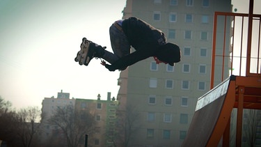 Ein Skater in der Luft | Bild: BR