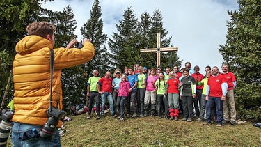 Gruppenfoto mit Gipfelkreuz | Bild: BR
