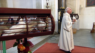 Pfarrer Michael Gnan mit einer Taube | Bild: BR