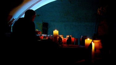 Kerzen im Bunker | Bild: BR