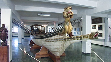 Ein ausgestelltes Prunkboot im Museum | Bild: BR