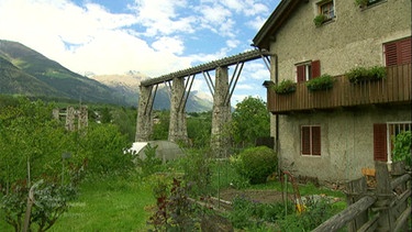 Die Reste eines Aquädukts in der Nähe eines Hauses | Bild: BR
