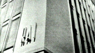 Die Fassade eines Gebäudes mit der Aufschrift "RAI" auf einem Schwarz-Weiß-Foto | Bild: BR