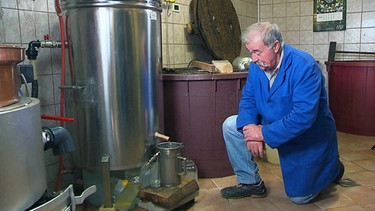Franc Jelušič beim Destillieren | Bild: BR