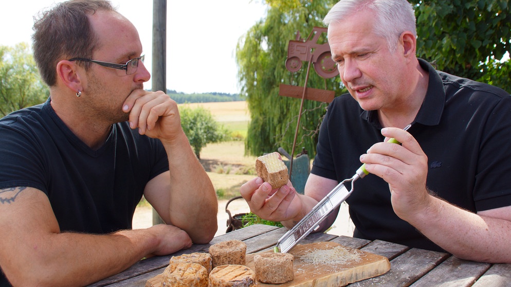 Alexander Herrmann und Markus Berl beim Camembert Reiben. | Bild: BR / Frank Johne