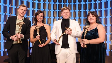 Die Preisträger beim Bayerischen Kabarettpreis 2023, von links: Till Reiners, Anna Piechotta, Sebastian Hotz, Teresa Reichl. | Bild: BR / Markus Konvalin 2023