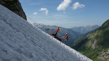 Bergwachttraining - Rettung aus einer Schneerinne | Bild: BR/Jürgen Eichinger