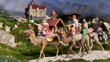 Die Heiligen-Drei-Könige auf Kamelen auf dem Weg zur Krippe. Tönerne Figuren des Marktredwitzer Krippenwegs. | Bild: BR/Florian Miedl