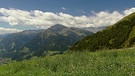 Bei uns dahoam - Herbert Pixner und Elisabeth Rehm im Passeiertal: Grüne Wiese unter blauem Himmel inmitten einer Berglandschaft | Bild: BR