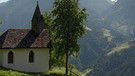 Bei uns dahoam - Herbert Pixner und Elisabeth Rehm im Passeiertal: Kleine Kirche in grüner Berglandschaft | Bild: BR
