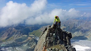 Bergsteiger klettern am Stüdlgrat beim Anstieg zum Großglockner | Bild: BR/Georg Bayerle