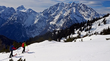 Zwei Skitourengeher beim Aufstieg in verschneiter Bergwelt | Bild: BR/Michael Düchs