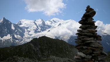 Mont Blanc-Masiv mit Steinmännchen im Vodergrund | Bild: BR/Kilian Neuwert