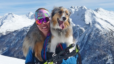 Monika Steiner mit Sanni, Lawinenhund in Ausbildung | Bild: BR/Georg Bayerle