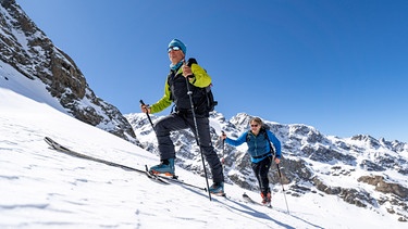 Skitourengeher beim Aufstieg | Bild: BR/Thomas März