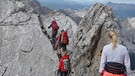 Mehrere Bergsteiger an einem Felsgrat am Watzmann | Bild: BR