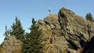  Harald Grill steigt vom Gipfel des Großen Ossers ab. | Bild: BR