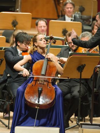 In Begleitung des NDR-Sinfonieorchesters gastiert die argentinische Cellistin und Fernsehmoderatorin Sol Gabetta 2012 in Lübeck | Bild: picture-alliance/dpa
