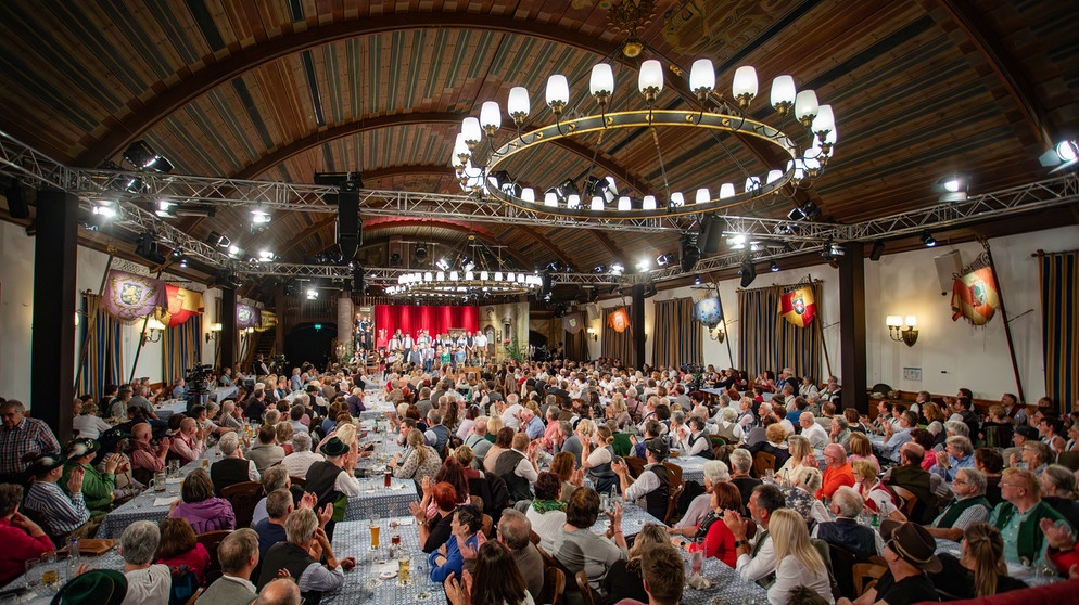 Und immer werden die Zuschauer und die knapp 500 Gäste im Festsaal des Hofbräuhaus mit einbezogen: einzigartig, griabig und sehr bayerisch! | Bild: BR/Peter Kivograd