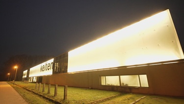 Die beleuchtette Fassade des Keltemuseums in Manching | Bild: BR