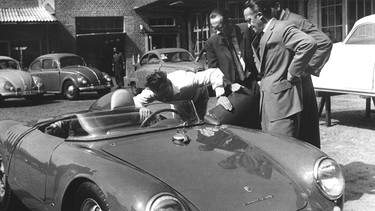 Herbert von Karajan: Der Dirigent Der Dirigent Herbert von Kajaran begutachtet am 7.8.1959 in Stuttgart seinen neuen Porsche , den er wenige Stunden zuvor  gekauft hatte  | Bild: picture-alliance/dpa
