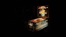 Ein Flipper Automat in einer Globetrotter-Version, dieser steht in Mitten von einem dunkelen Raum | Bild: BR