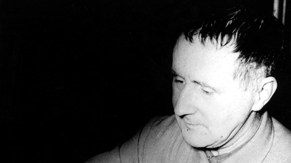 Der deutsche Schriftsteller, Dramatiker und Theaterregisseur Bertolt Brecht | Bild: picture-alliance/dpa