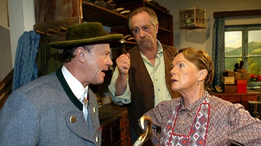 Von links: der Ochsenbauer (Hans Stadlbauer), der Geselle Wastl (Egon Biscan) und die Haushälterin Kuni (Kathi Leitner). | Bild: BR/Foto Sessner