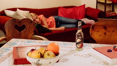 Dahoam is Dahoam: Franzi (Mia Löffler, KLD) ist beschwipst, nachdem sie versehentlich ein alkoholhaltiges Getränk aus der Brauerei ihrer Eltern getrunken hat. | Bild: BR/Nadya Jakobs