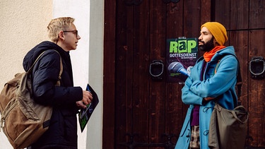 Dahoam is Dahoam: Emil (Lukas Lutter, KLD, links) macht Naveen (Markus Subramaniam, rechts) nachdenklich, ob der Rap-Gottesdienst eine gute Idee ist. | Bild: BR/Nadya Jakobs