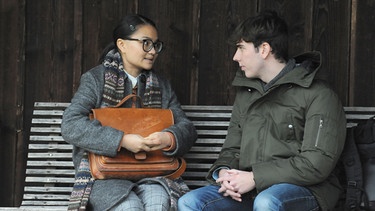 Dahoam is Dahoam: Lien (Nui Nguyen) trifft sich mit Yannick (Jonas Wittmann), um ihre Gefühle für ihn zu verstehen.  | Bild: BR/Marco Orlando Pichler