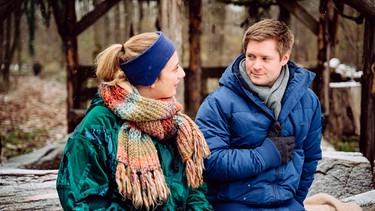Dahoam is Dahoam: Sarah (Sophie Reiml) zeigt Daniel (Maximilian Waldmann) die Löwenzahn-Lichtung, auf der sie und Jenny damals geheiratet haben. | Bild: BR/Nadya Jakobs