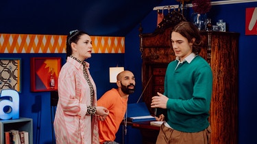 Dahoam is Dahoam: Tina (Anita Eichhorn) und Naveen (Markus Subramaniam, Mitte) sind alarmiert, als Till (Marinus Hohmann, rechts) zum Gespräch bittet. | Bild: BR/Nadya Jakobs