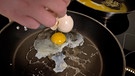 Dahoam is Dahoam: Severin (Andi Giesser) schlägt Ei in einer Pfanne auf. | Bild: BR/Markus Walsch
