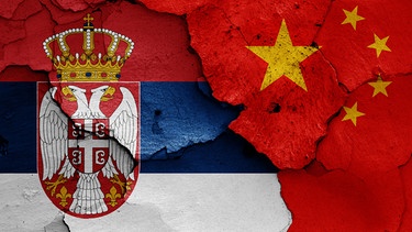 Fahnen von Serbien und China - gemalt auf eine abgeplatzte Wand | Bild: picture alliance / Zoonar | daniel0Z