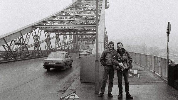 Meine Reise in die DDR - 25 Jahre späterDer Filmemacher Wolfgang Ettlich (links) und der Kameramann Hans-Albrecht Lusznat im Januar 1990 in Dresden. | Bild: BR/MGS Filmproduktion/Hans Albrecht Lusznat