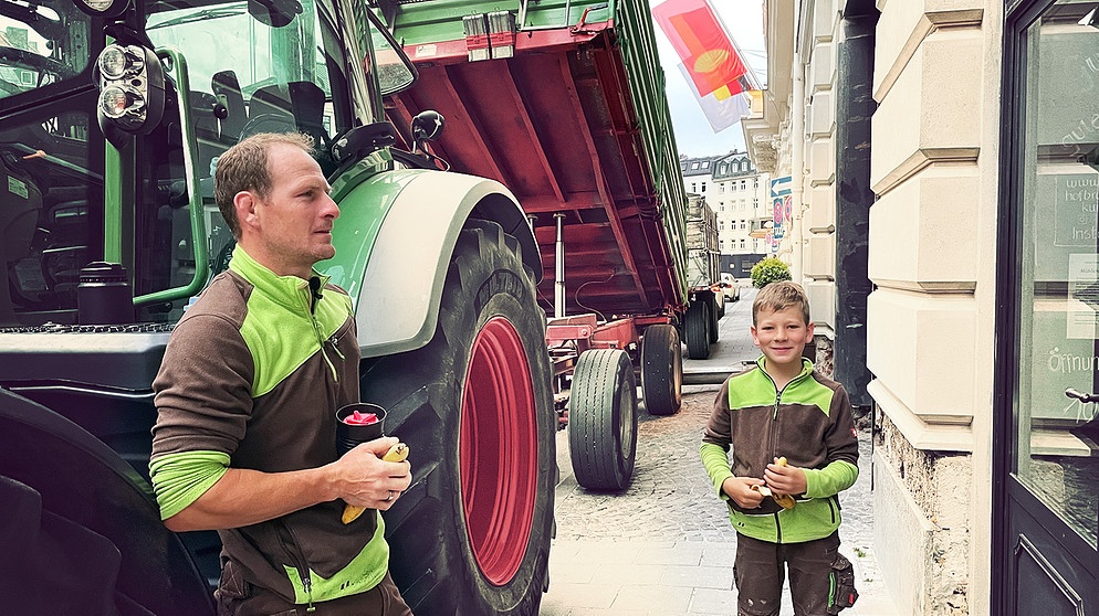 Andreas und Simon Pflügler liefern 20 Tonnen Getreide mitten in die Münchner Innenstadt. | Bild: BR / Helene Köck