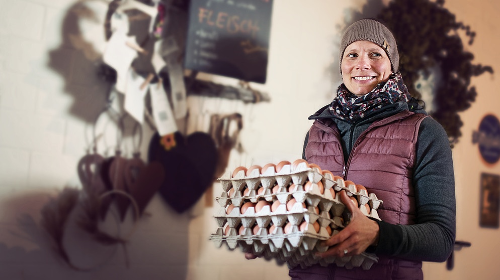 Caro Pflügler rechnet damit, mit den Hühnern im neuen Hühnerstall künftig bis zu 600 Eier pro Tag produzieren zu können. | Bild: BR / Vera Johannsen