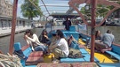 Personen an Deck eines Bootes in einem städtischen Kanal | Bild: BR