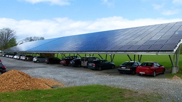 Eine Halle mit Solarzellen auf dem Dach | Bild: BR